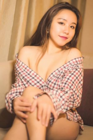 男生一边吃胸一边摸屁股视频