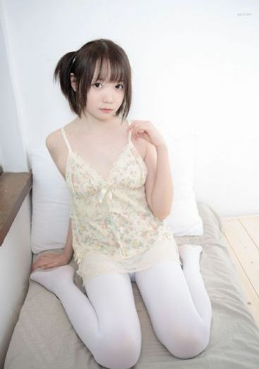 他解开女警的乳罩慢慢揉电影